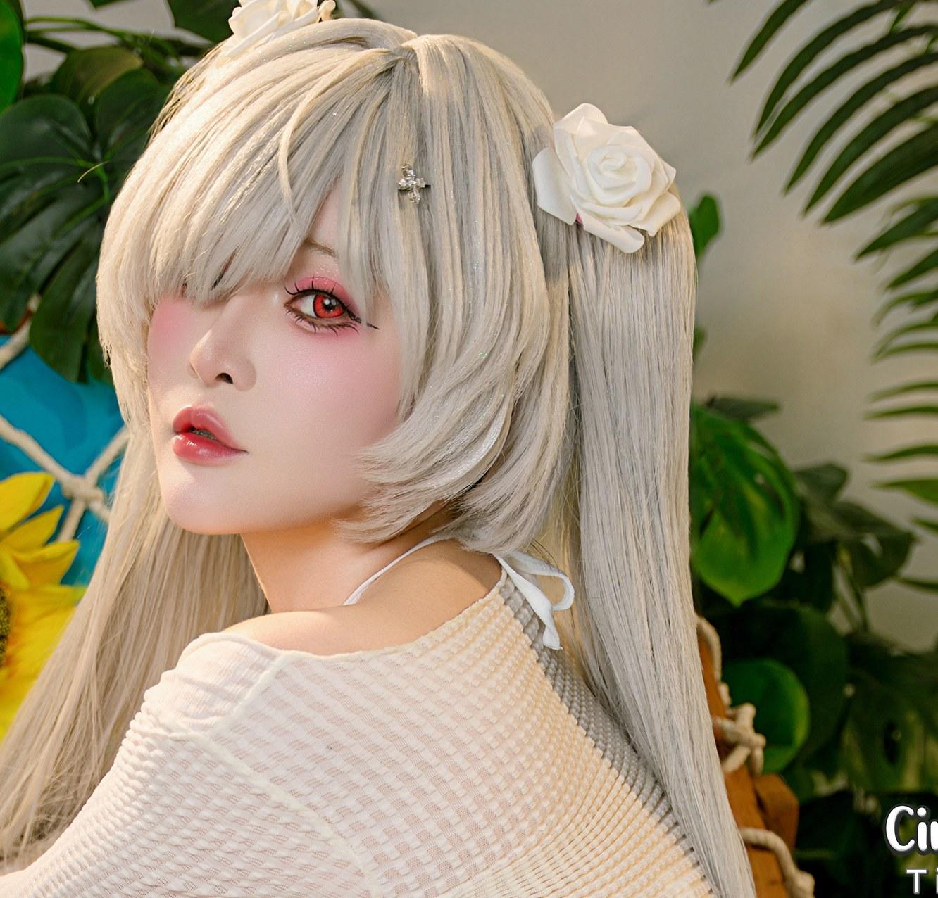 Tiny Asa灰姑娘绿植前回身近景