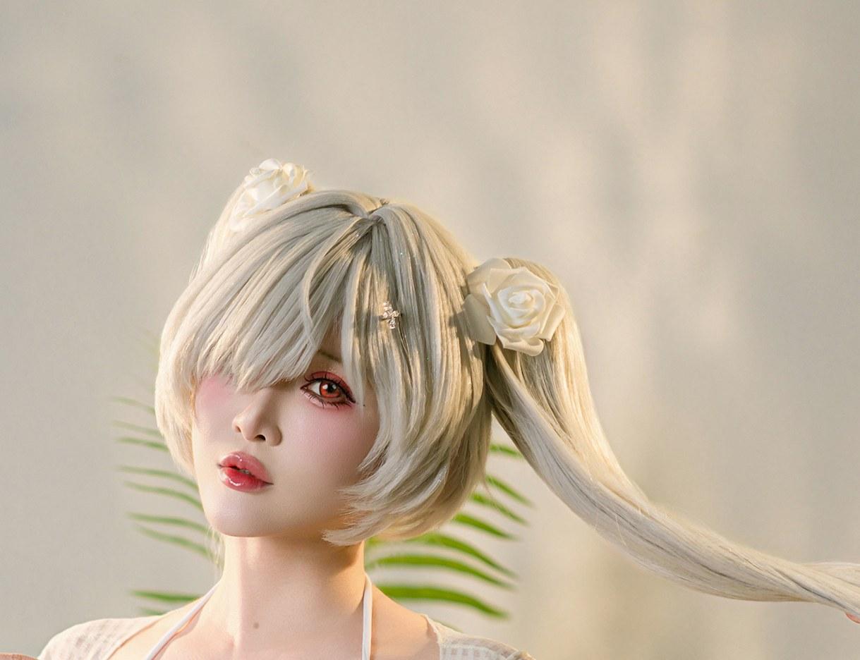 Tiny Asa灰姑娘银白双马尾和暖白背景近景