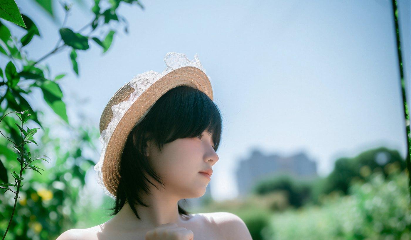 Mimmi草帽侧脸与晴空绿叶