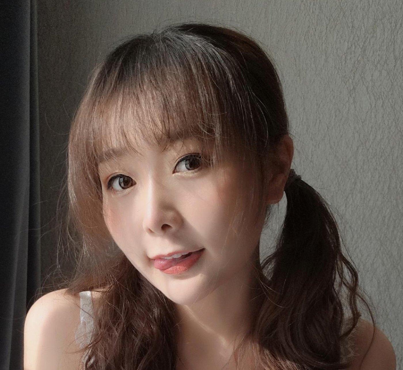 三刀刀miido卷发和放松笑意