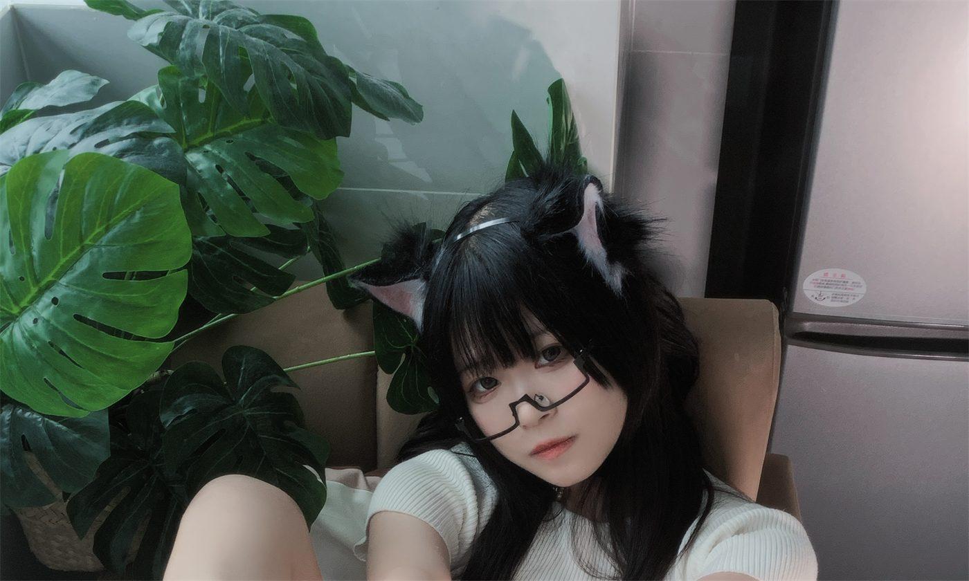 渡久山猫耳造型与室内绿植