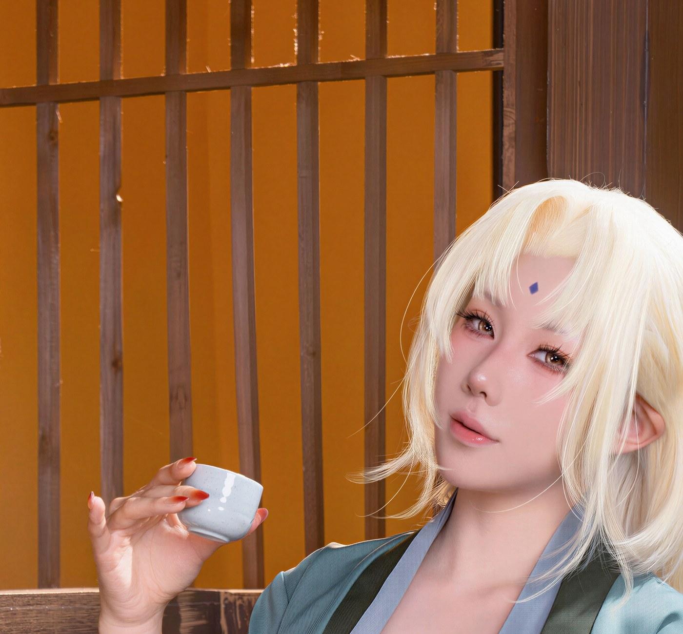 咬一口兔娘纲手茶杯和暖木背景近景