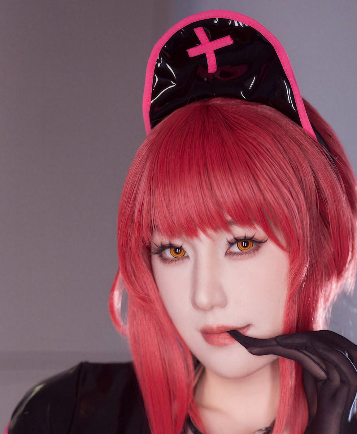 星澜玛奇玛护士黑色手套和正面目光