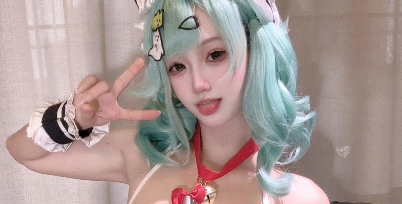 千夏抬手与猫耳近景