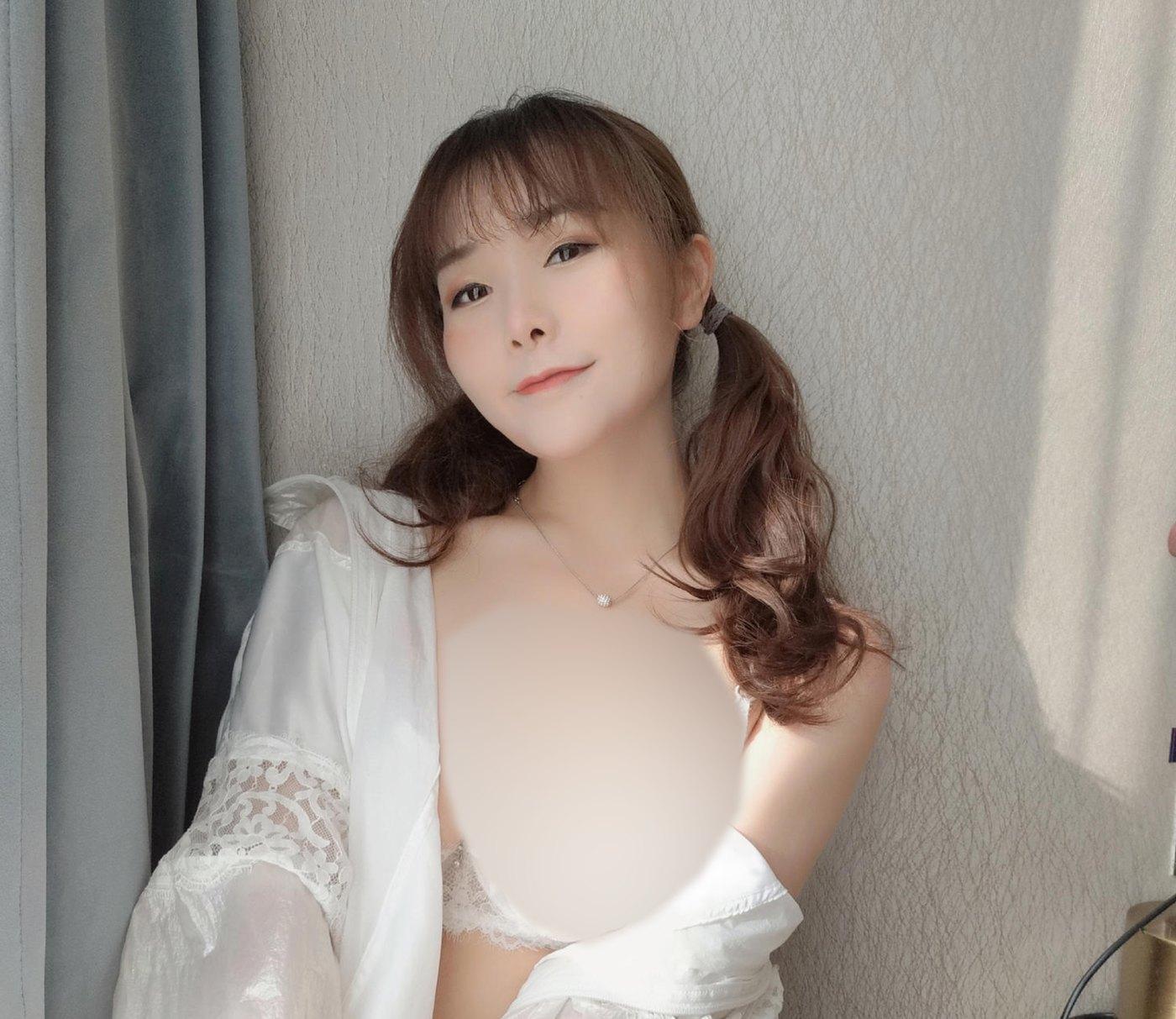 三刀刀miido靠着浅色墙面