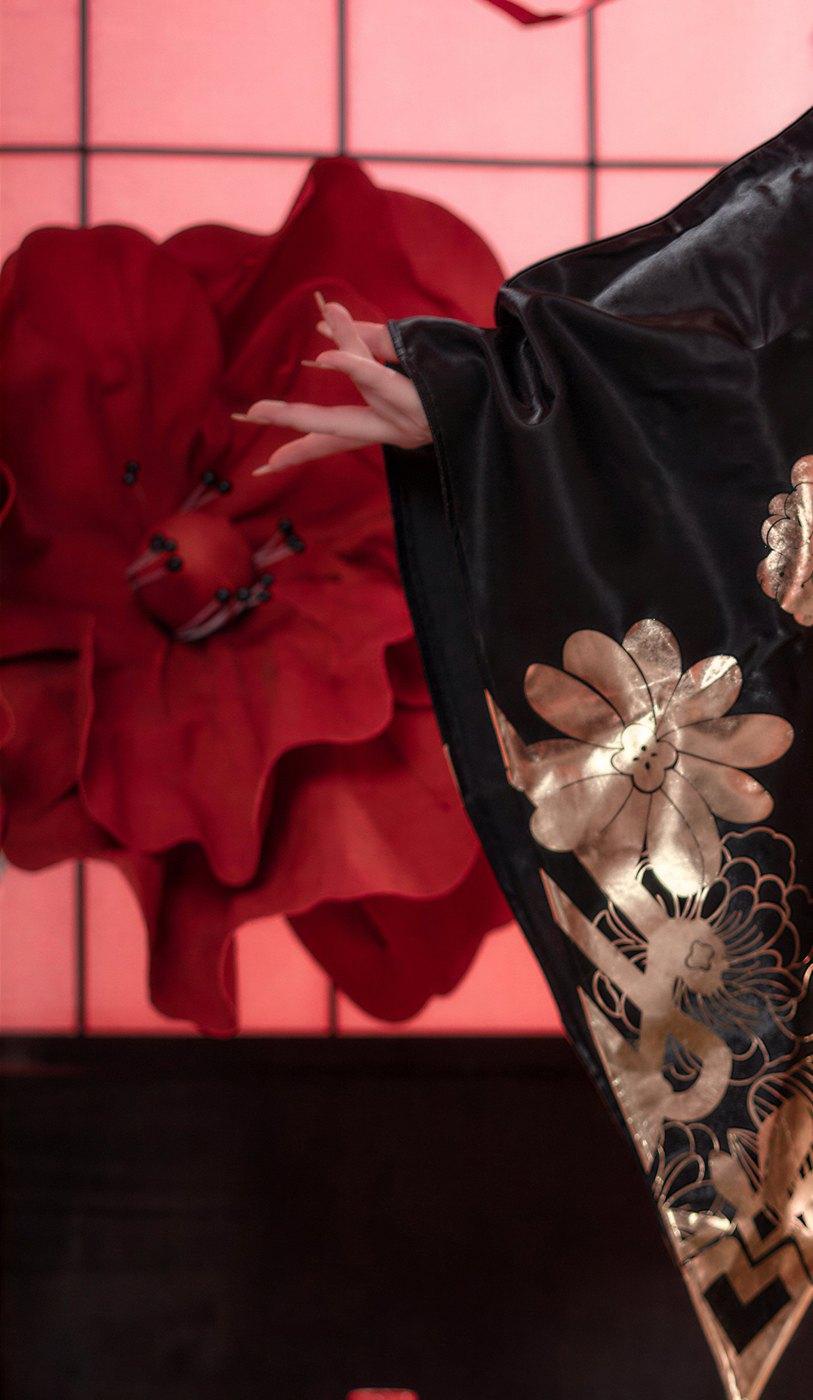 黑色袖面花纹与红色花朵