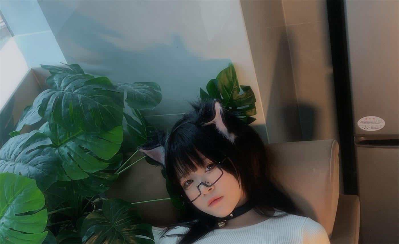 渡久山在椅背与绿植之间