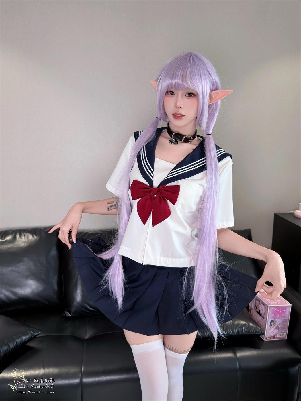 麻薯好吃紫发制服在黑色沙发前